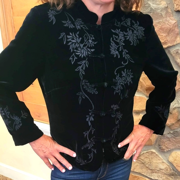 Black top - Picture 1 of 3